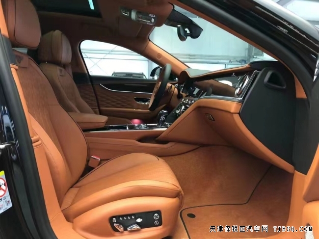 22款飞驰4.0V8 五座 顶配  398万