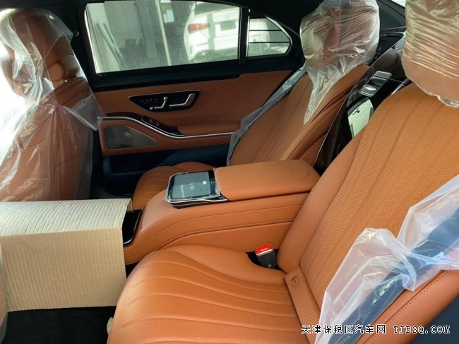 22款飞驰4.0V8 五座 顶配  398万