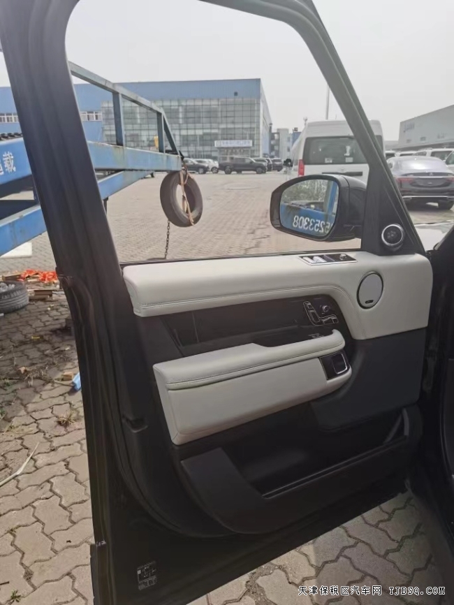 天津港平行进口车22款路虎揽胜3.0T黑曜港口钜惠158万