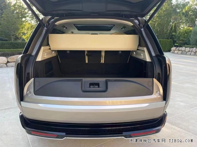 天津港平行进口车23款路虎标轴港口现车一台174飞全国