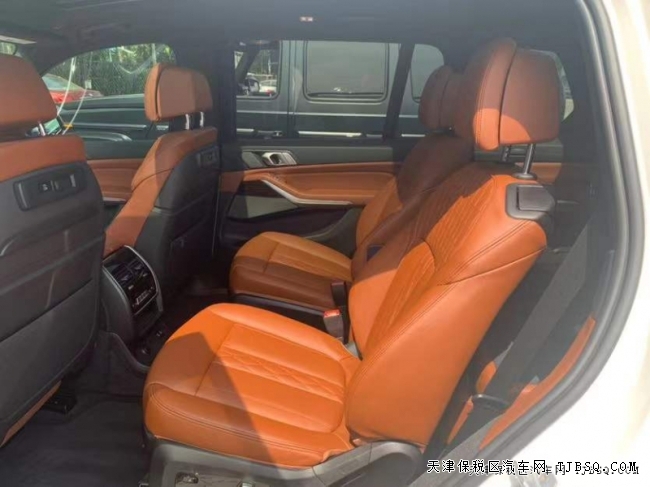 天津港性价比高的车型 X7 价格86万起 配置颜色全