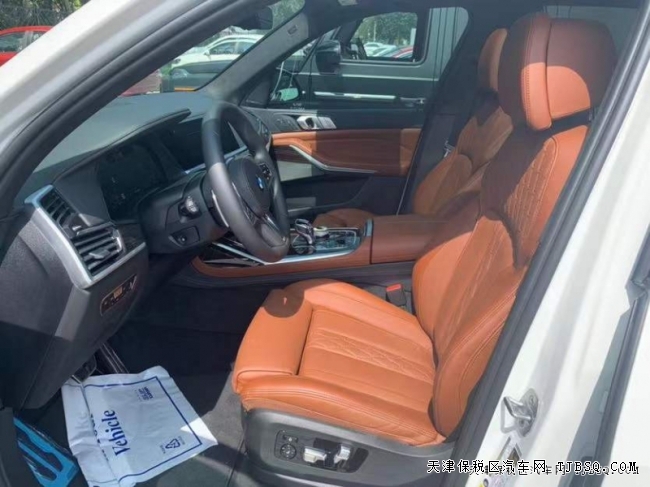 天津港性价比高的车型 X7 价格86万起 配置颜色全