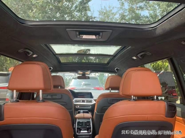 天津港性价比高的车型 X7 价格86万起 配置颜色全