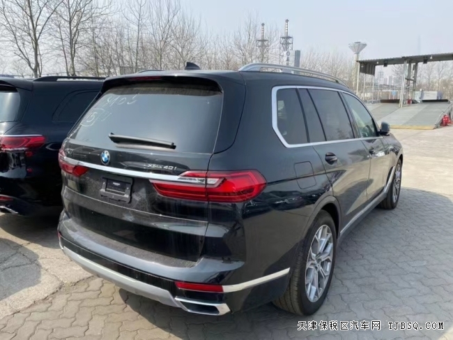 天津港性价比高的车型 X7 价格86万起 配置颜色全