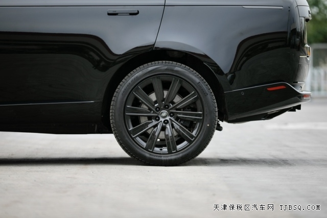 平行进口23款路虎揽胜SE长轴4.4T大V8天津港国六现车超豪华SUV代表
