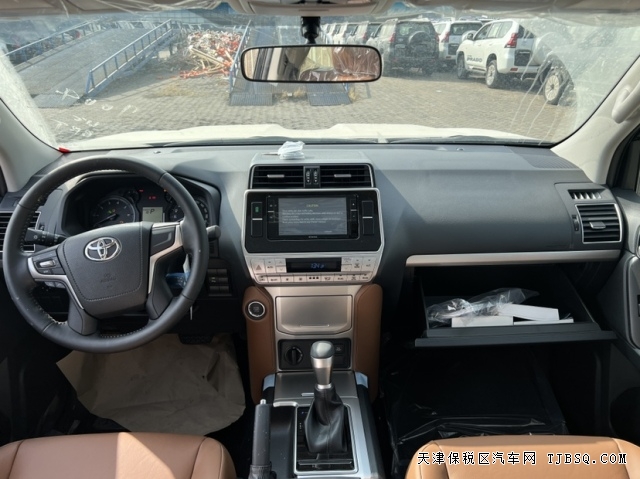 港口新款丰田霸道4000国六车型大批量报关库房积压价格行情稳中有降