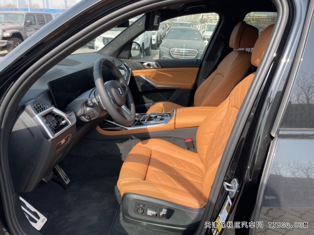宝马最大尺寸SUV宝马X7六缸销量低迷港口售价仅需八十万左右