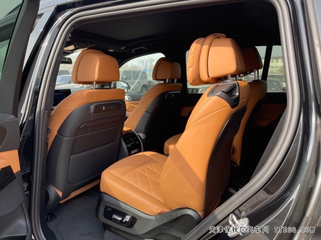 宝马最大尺寸SUV宝马X7六缸销量低迷港口售价仅需八十万左右