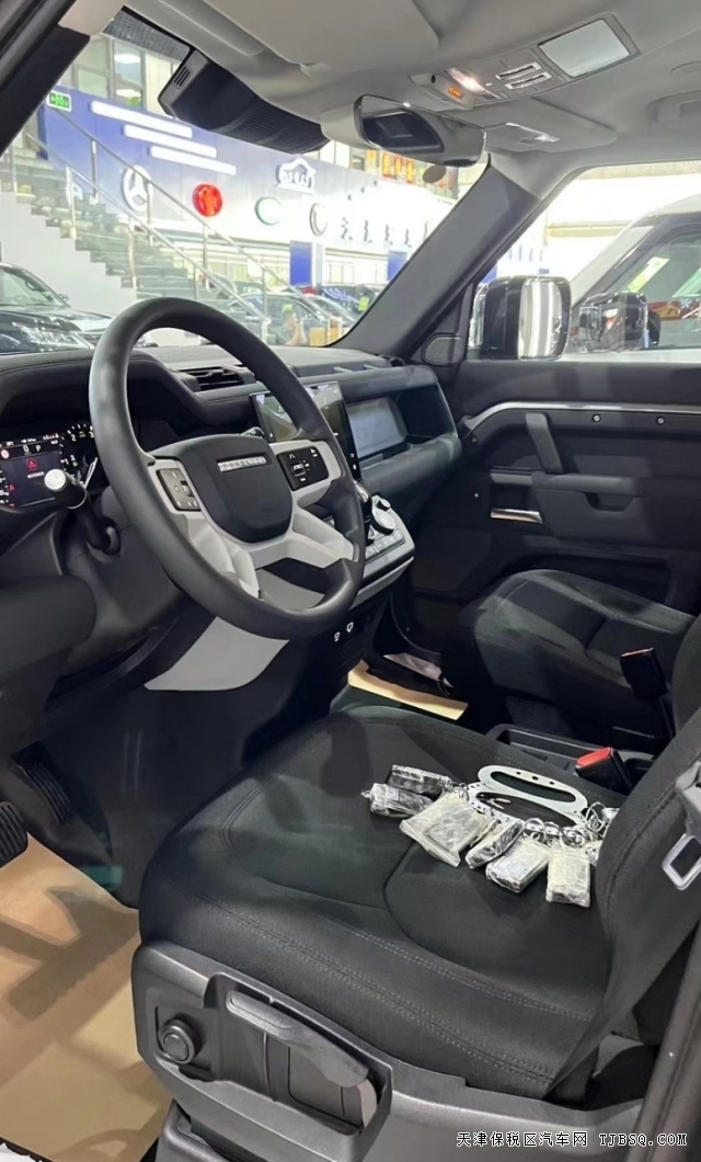 平行进口独有车型23款110柴油版路虎卫士3.0T港口特价79.8万