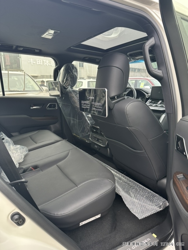 平行进口中东版24款丰田酷路泽LC300科威特版满配港口最新行情