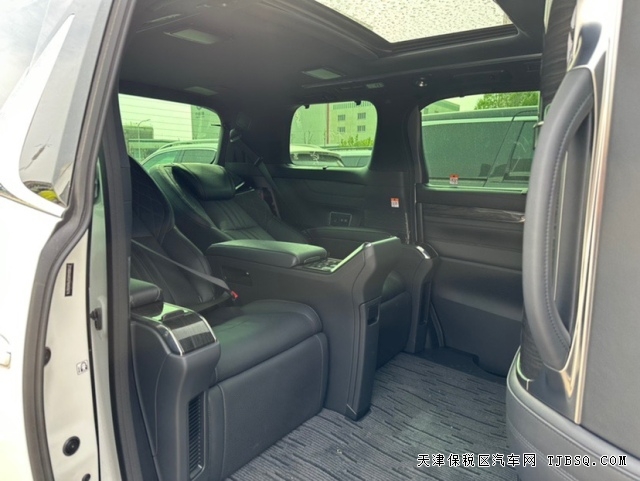 国六B23款雷克萨斯LM350豪华商务车搭载3.5L发动机港口绝版车型