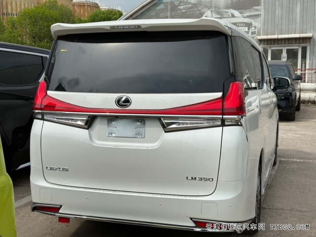 国六B23款雷克萨斯LM350豪华商务车搭载3.5L发动机港口绝版车型