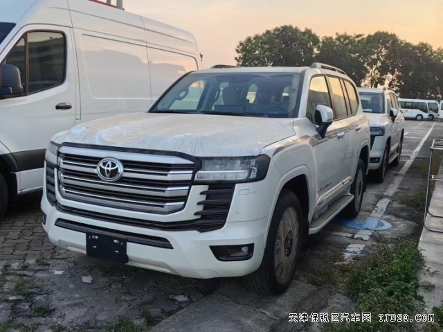 中东版丰田LC300陆巡3.3T柴油版高燃油经济性的硬派越野车