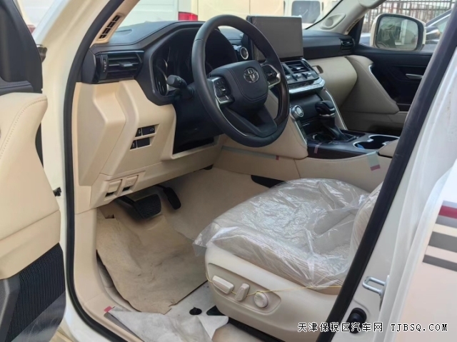 中东版丰田LC300陆巡3.3T柴油版高燃油经济性的硬派越野车