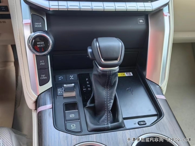 中东版丰田LC300陆巡3.3T柴油版高燃油经济性的硬派越野车