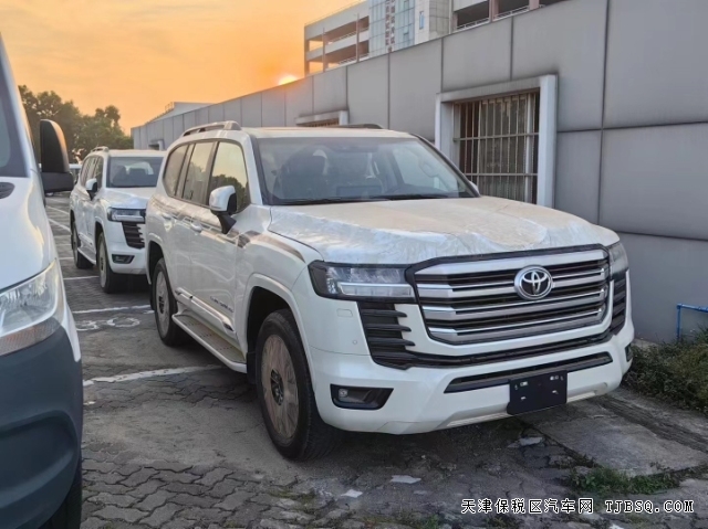 中东版丰田LC300陆巡3.3T柴油版高燃油经济性的硬派越野车