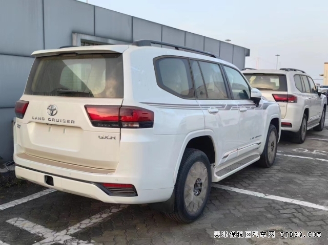 中东版丰田LC300陆巡3.3T柴油版高燃油经济性的硬派越野车