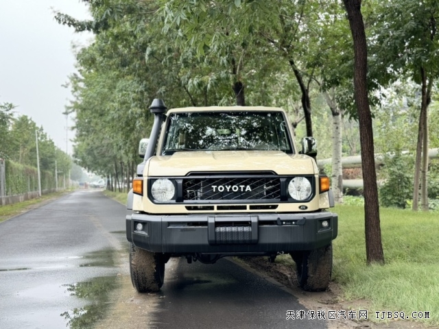 工具属性中东版24款柴油2.8T自动挡酷路泽LC76硬派越野车