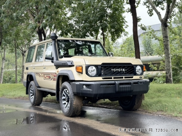 工具属性中东版24款柴油2.8T自动挡酷路泽LC76硬派越野车