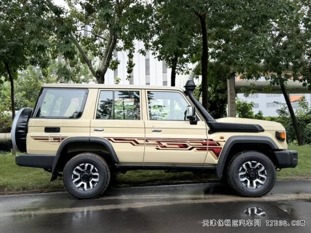 工具属性中东版24款柴油2.8T自动挡酷路泽LC76硬派越野车