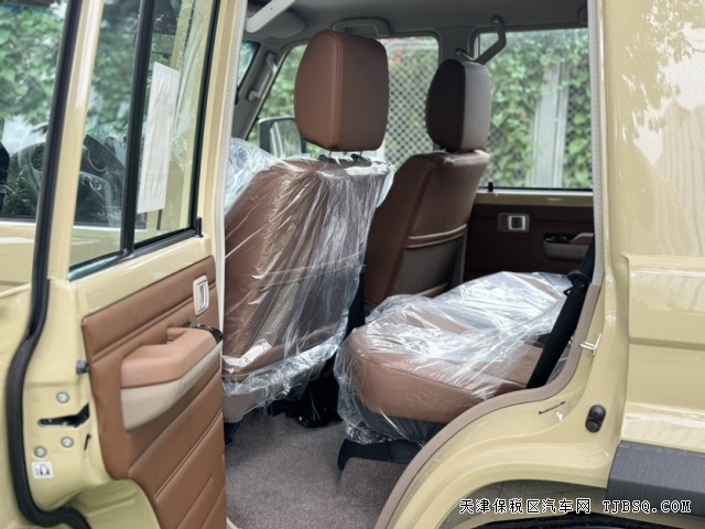 工具属性中东版24款柴油2.8T自动挡酷路泽LC76硬派越野车