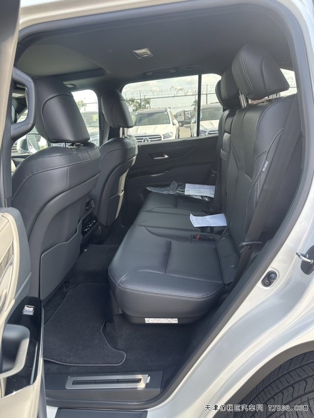 24款雷克萨斯LX600五座3.5T标准版港口现车落地价140多万