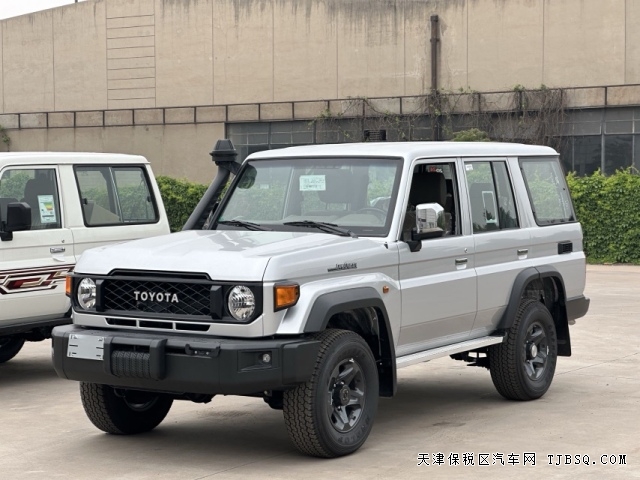 中东版D4D柴油V8酷路泽LC76手动4.5T硬派越野王者
