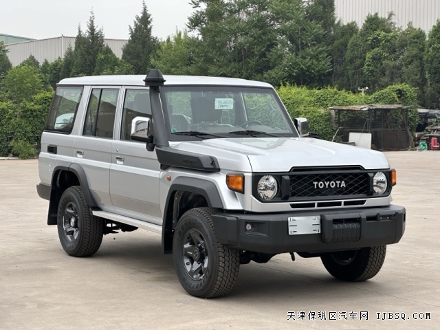 中东版D4D柴油V8酷路泽LC76手动4.5T硬派越野王者