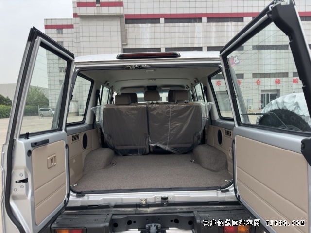 中东版D4D柴油V8酷路泽LC76手动4.5T硬派越野王者