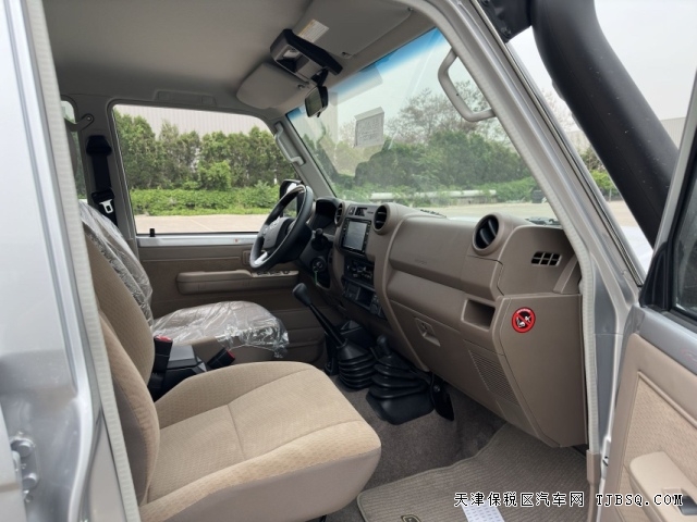 中东版D4D柴油V8酷路泽LC76手动4.5T硬派越野王者