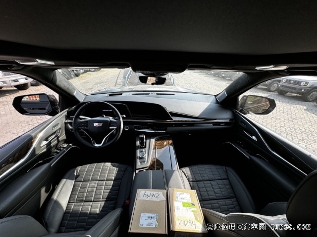 集安全舒适性于一体的24款凯迪拉克凯雷德6.2L豪华SUV港口现车