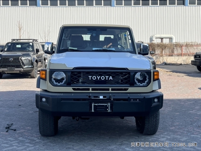 复古中东版2025款丰田 LC76 4.0 自动档两把锁港口现车