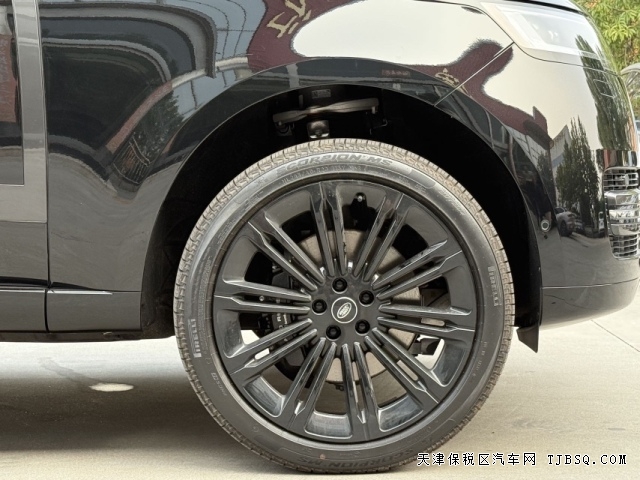 25款加版路虎揽胜行政P400标轴黑曜外观包港口现车行情