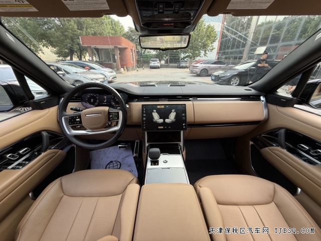 25款加版路虎揽胜行政P400标轴黑曜外观包港口现车行情