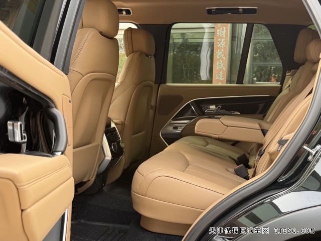 25款加版路虎揽胜行政P400标轴黑曜外观包港口现车行情