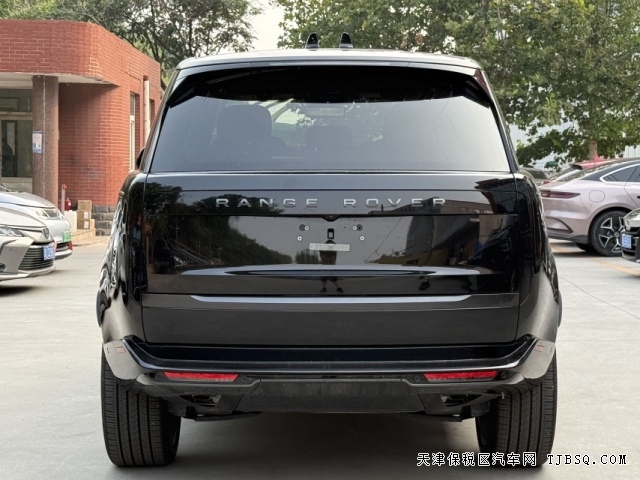 25款加版路虎揽胜行政P400标轴黑曜外观包港口现车行情