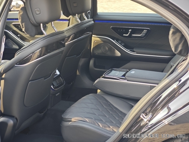 25款奔驰S580旗舰轿车V8 4.0T动力充沛头等舱体验