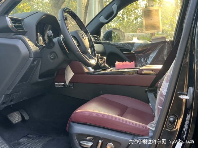 23款中东版雷克萨斯LX500d 柴油3.3T港口161万