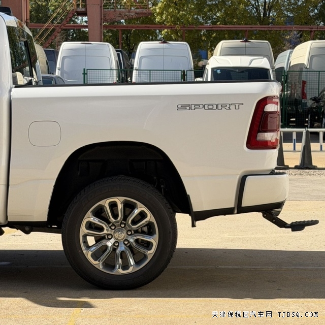 8ae6090374364c62fdead6619094e103 平行进口23款道奇公羊运动版5.7L大皮卡售价42万