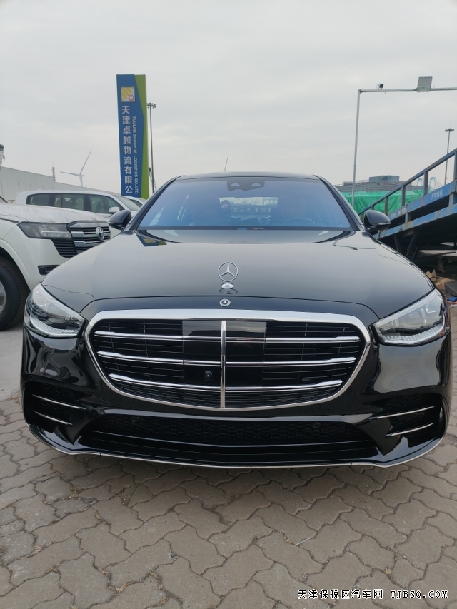 25款加版奔驰S580梅赛德斯V8 4.0T的行政级座驾