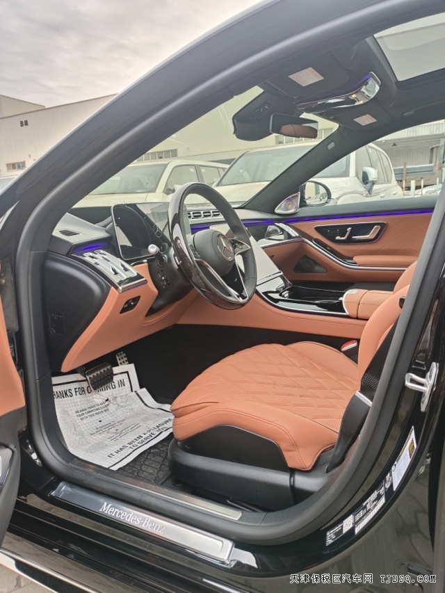 25款加版奔驰S580梅赛德斯V8 4.0T的行政级座驾