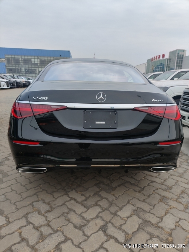 25款加版奔驰S580梅赛德斯V8 4.0T的行政级座驾