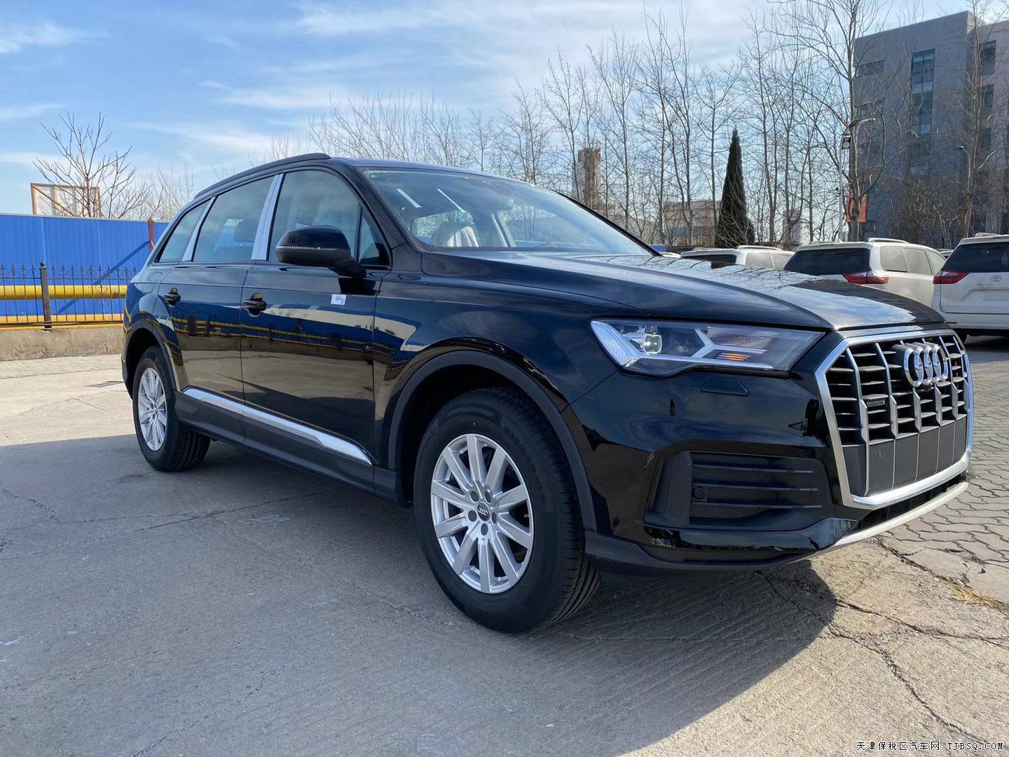 国六奥迪Q7，全国上牌，港口现车，预定价格优惠仅售58万！