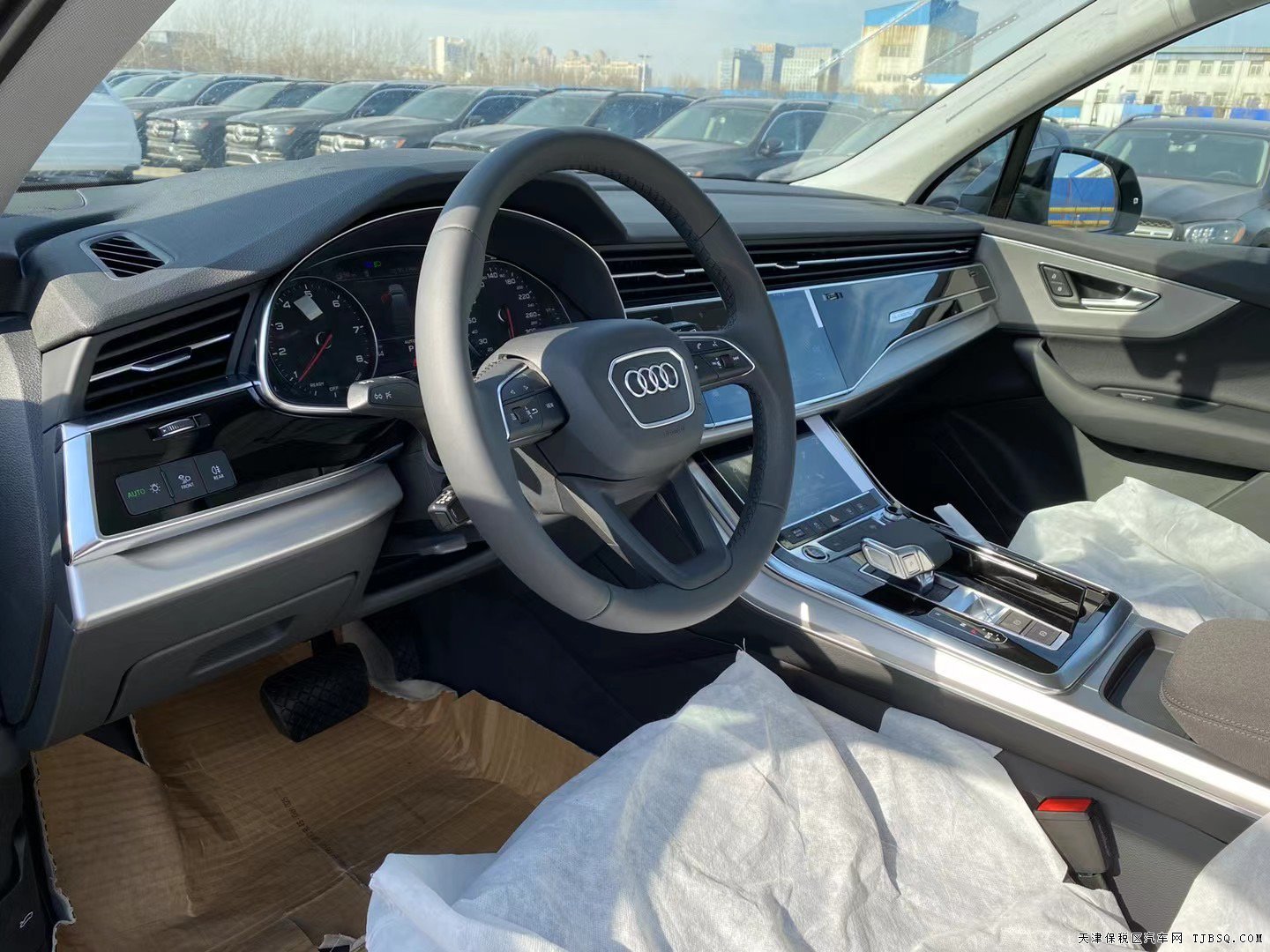 国六奥迪Q7，全国上牌，港口现车，预定价格优惠仅售58万！