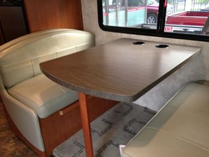 奔驰斯宾特房车24J 天津港价格不断走低