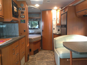 奔驰斯宾特房车24J 天津港价格不断走低