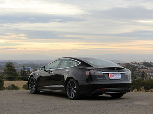 特斯拉ModelS现车95万 店内成本价大卖