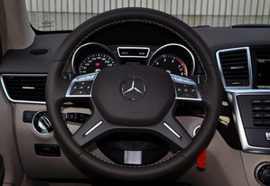 奔驰ML400黑车棕内报价 现车优惠5万元