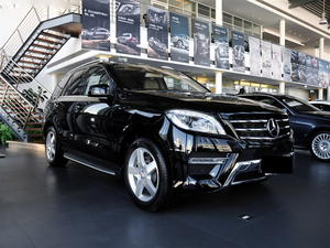 奔驰ML400黑车棕内报价 现车优惠5万元