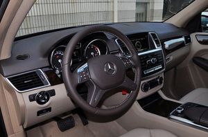 奔驰ML400黑车棕内报价 现车优惠5万元